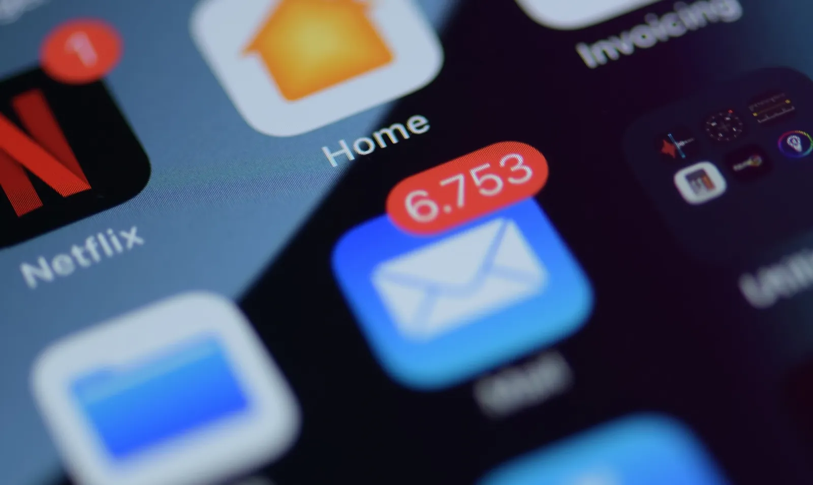 A phone home screen where the Mail app shows 6,753 unread emails